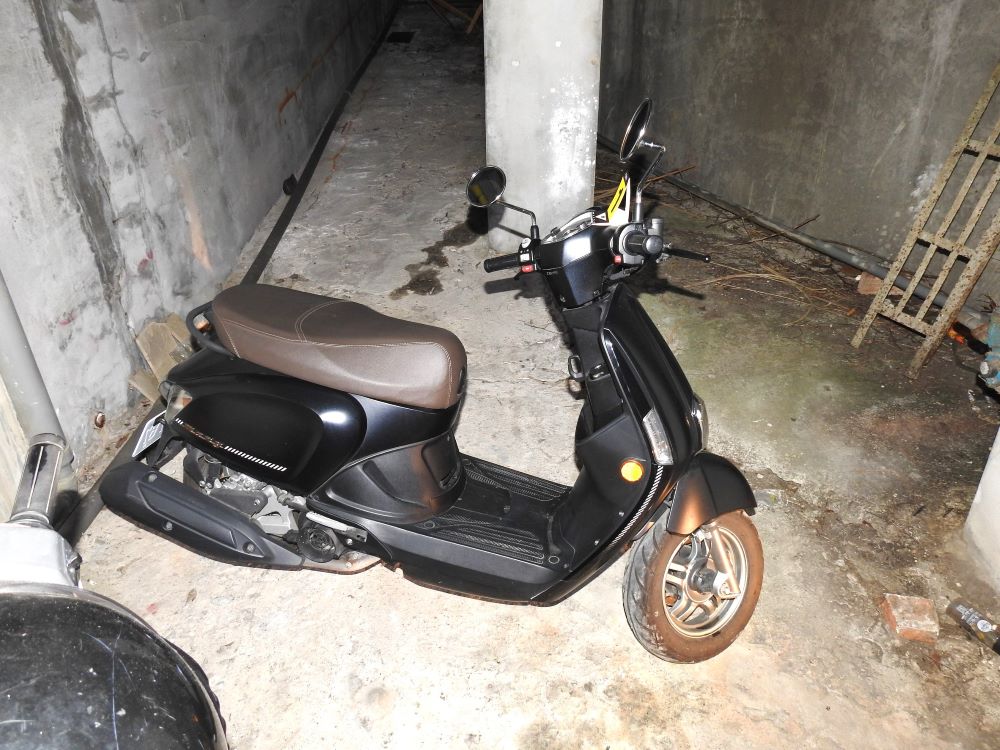 搶嫌交保故態復萌 新莊警半天內逮人送辦 6 《圖說》賴嫌丟棄之贓車。〈新莊分局提供〉