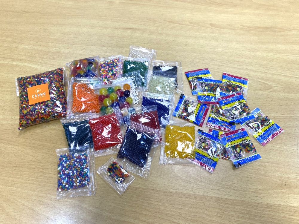 抽查市售水晶寶寶商品標示 不合格率9成5 1 《圖說》水晶寶寶完全無標示商品。〈法制局提供〉