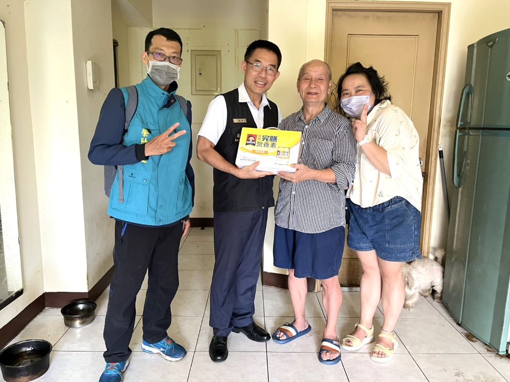 關懷高齡弱勢榮民 臺北市榮服處長、總幹事送暖 1 《圖說》臺北市榮服處長黃信仁探視南港區高齡榮民眷之一。〈臺北市榮服處提供〉