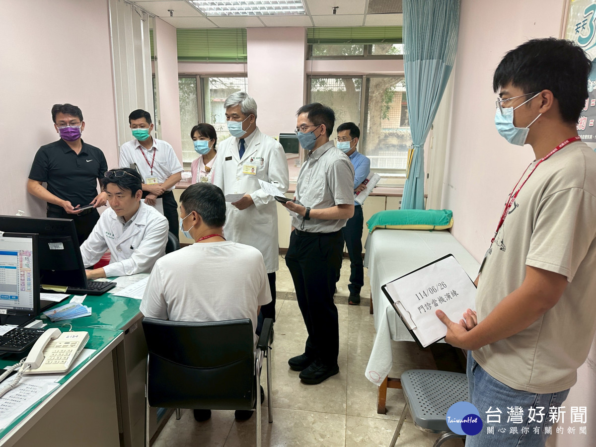 北榮桃園分院副院長楊斯年 (著醫師長袍站立者)副院長楊斯年指導本次當機演練,帶領團隊強化資安意識與應變能力