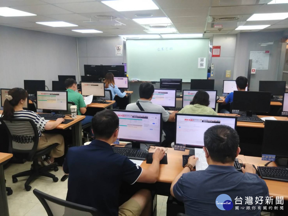 桃園市環保局為加強市民生活環境安全，舉辦兩場「環境用藥法規與資訊系統操作說明會」。