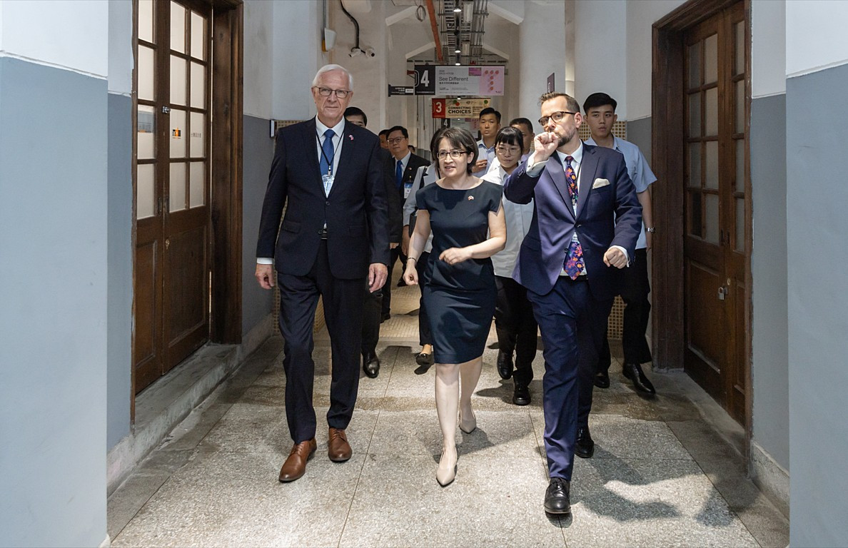 副總統蕭美琴（中），於2024年6月14日出席捷克攝影圖文展暨「捷克中心臺北」成立酒會。（圖／資料照片，圖源：總統府Flickr）
