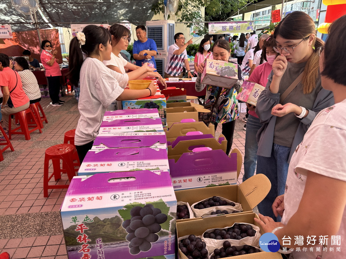 農民展售葡萄荔枝一箱箱的售出。(記者扶小萍攝)