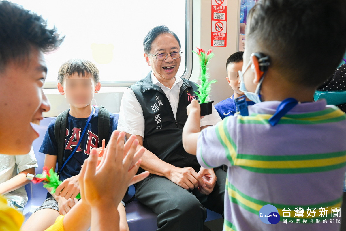 桃園市長張善政出席「巧虎有愛、桃捷無礙之旅」活動，陪伴弱勢童一起搭乘「巧虎彩繪列車」。<br /><br /> 