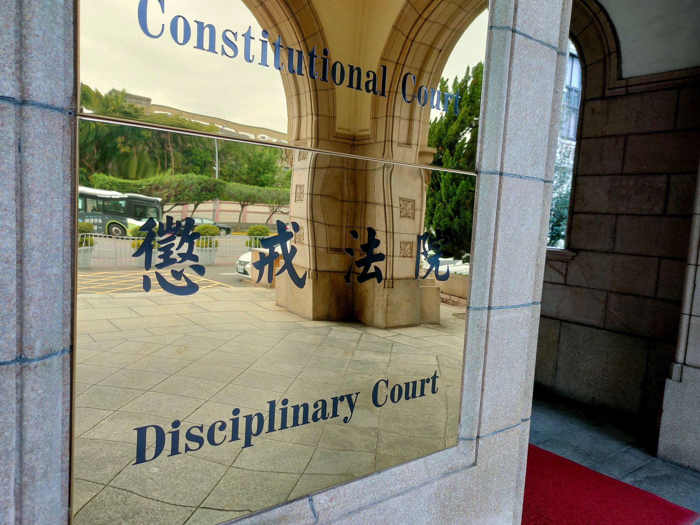 懲戒法院判施教文罰俸一年,讓他保住退休金。吳政峰攝