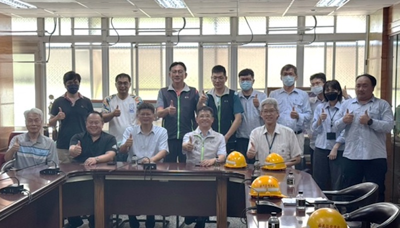 台電嘉義區營業處處長許墩貴為響應政府推動「深度節能」政策,主動率隊拜訪衛生福利部朴子醫院院長賴仲亮及其團隊。(圖/台電嘉義區處提供)