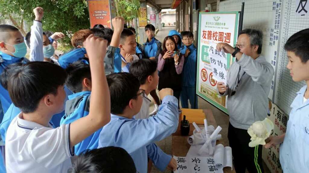 ▲仁愛國中同學熱烈參與「友善.校園.諧音梗」有獎徵答。