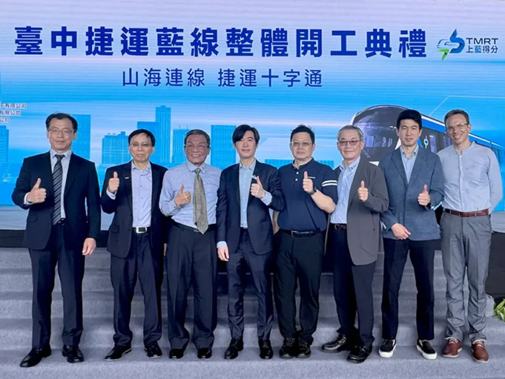 中鼎基礎及環能工程事業部吳天寶協理(左二)於中捷藍線開工典禮與本案聯合承攬團隊合影。
