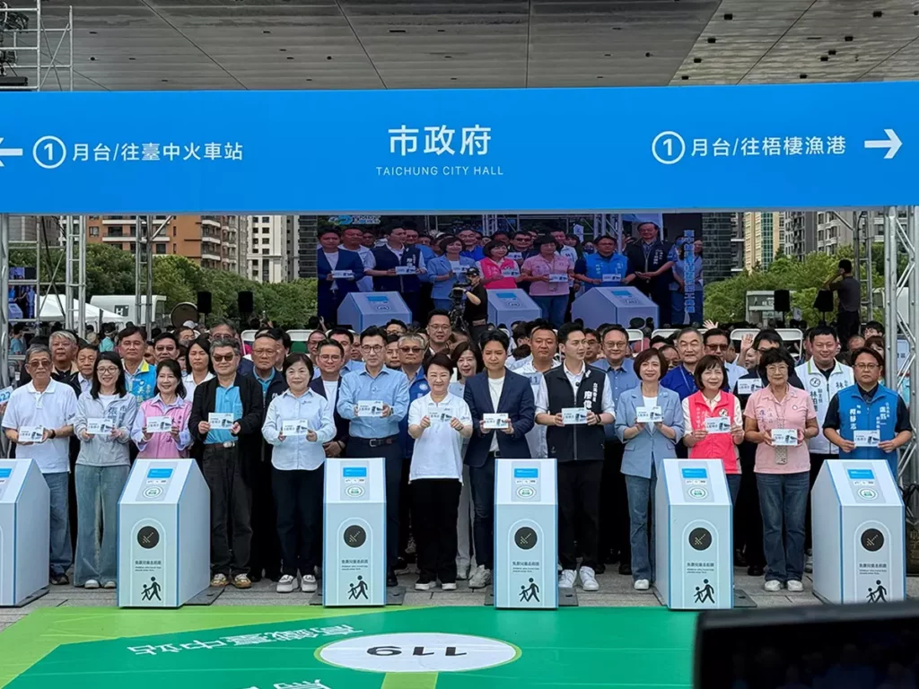 臺中市盧秀燕市長(中)透過悠遊卡進站,象徵台中捷運藍線工程正式啟動,未來藍線將與既有綠線交會,形成便捷的十字路網。