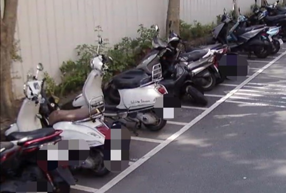 10餘輛機車倒地 29歲男辯有人追擊才推車阻攔 249 cnews204250627a08