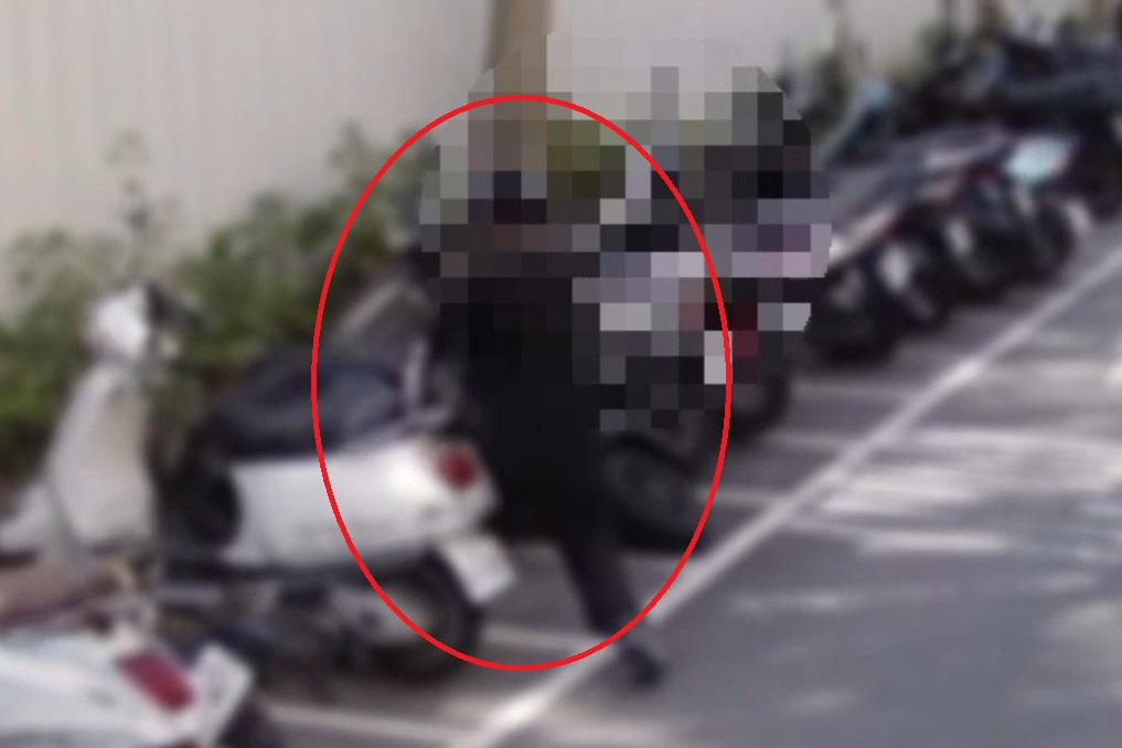 10餘輛機車倒地 29歲男辯有人追擊才推車阻攔 250 cnews204250627a07