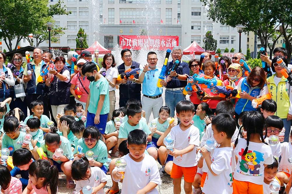 苗栗市民廣場今開放戲水 余文忠首度舉辦星光親水夜邀同樂 246 苗栗市民廣場今開放戲水 余文忠首度舉辦星光親水夜邀同樂 245