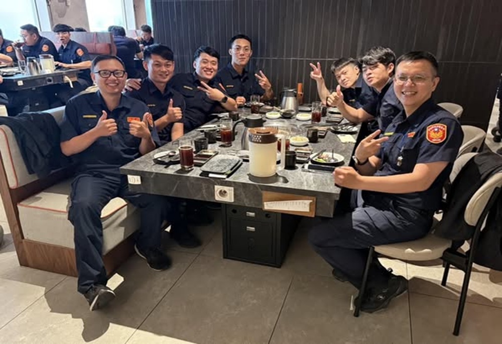 挺警穿制服吃Buffet 網友狂讚高雄暖男分局長「優質長官」 247 248250627a01
