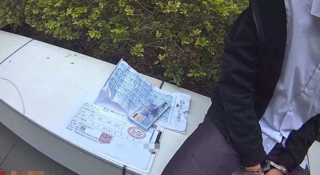 警方當場查扣詐團假契約及現金。(圖/記者薛秀蓮翻攝)