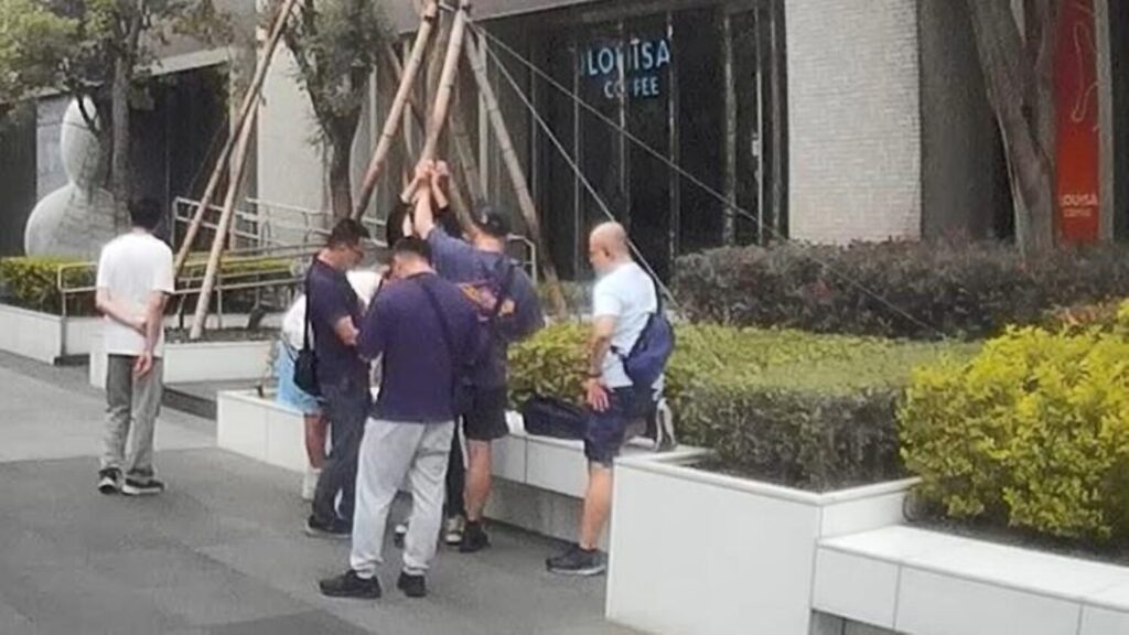 警方搜索其身體及其所攜帶之物品。(圖/記者薛秀蓮翻攝)