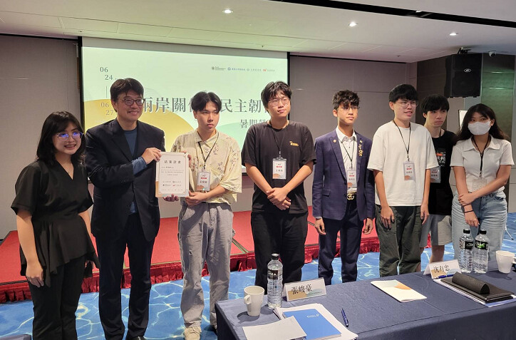 ▲東海大學27日「兩岸關係與民主韌性營隊」活動，邱垂正主委、沈有忠副主委出席與學員們就國際及兩岸議題進行交流互動。
