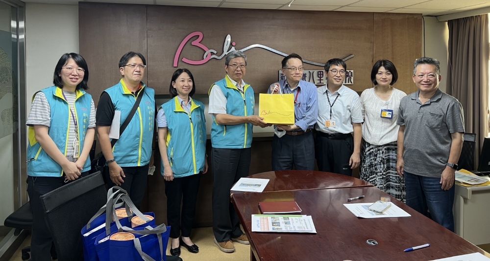 台電北西區處節能診斷助攻 八里療養院年省12.5萬度電 1 《圖說》衛福部八里療養院李新民院長對台電提供的專業診斷服務表達感謝,並持續與台電合作落實永續發展目標,左四為台電北西區處處長柴建業。〈台電北西區處提供〉