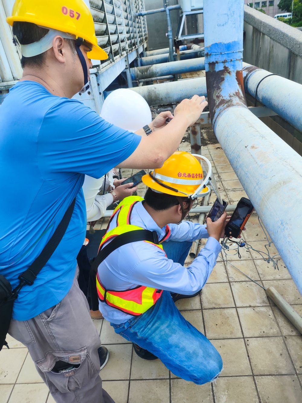 台電北西區處節能診斷助攻 八里療養院年省12.5萬度電 2 《圖說》台電工程人員利用專業儀器量測用電設備,協助院方提升用電效率。〈台電北西區處提供〉