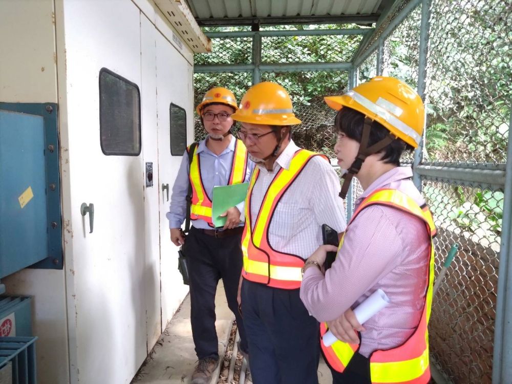 台電北西區處節能診斷助攻 八里療養院年省12.5萬度電 3 《圖說》台電團隊定期檢查高壓用電設備,以確保用戶用電安全無虞,中為柴建業處長、右為副處長梁國珍。〈台電北西區處提供〉