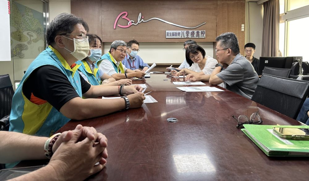 台電北西區處節能診斷助攻 八里療養院年省12.5萬度電 4 《圖說》台電北西區處長柴建業率隊至八里療養院進行節能診斷與高壓用電設備定期檢查說明。。〈台電北西區處提供〉