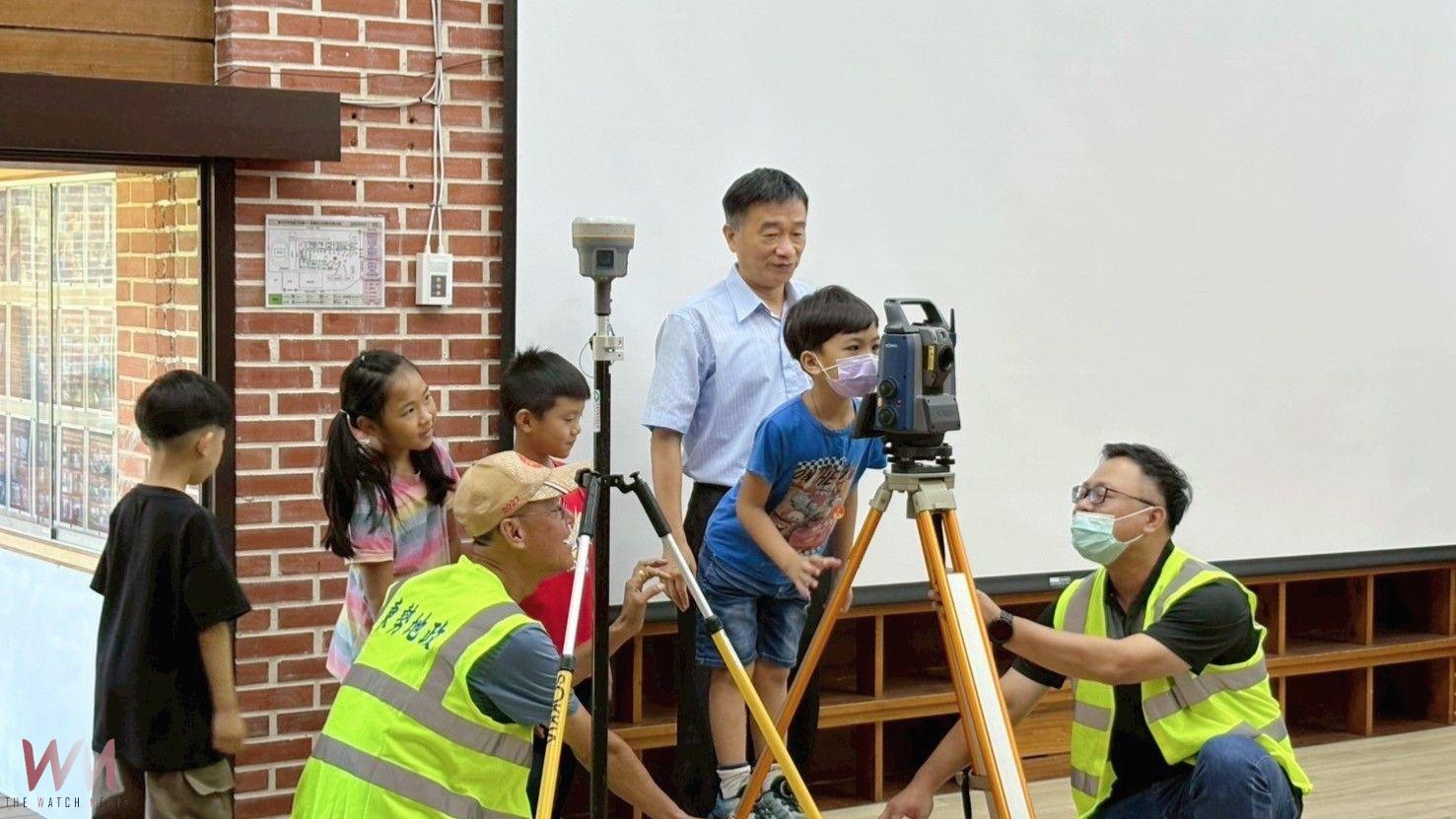 聚焦重測區文史傳承 台中市東勢地政引領學童體驗測量儀器 - https://www.watchmedia01.com
