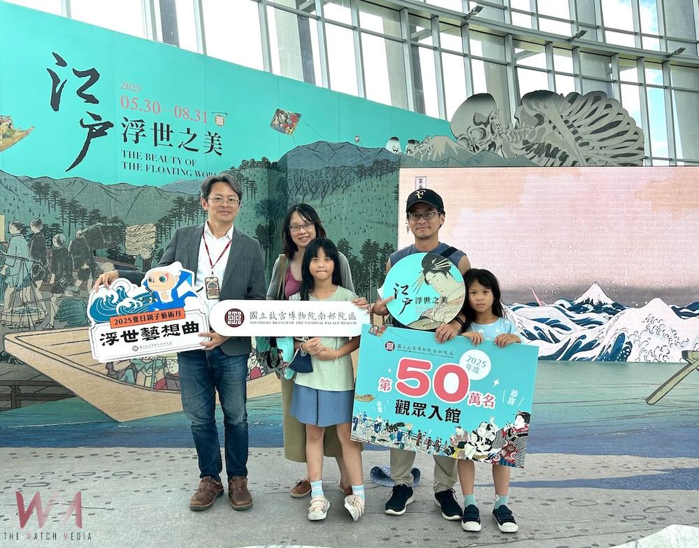 南院處處長彭子程代表歡迎並致贈禮物給第50萬位觀眾。(圖/南院提供)