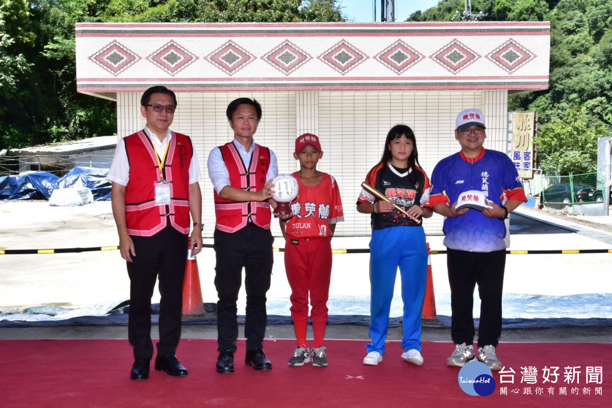 德夫蘭少棒隊致贈簽名球擊球帽感謝市府團隊