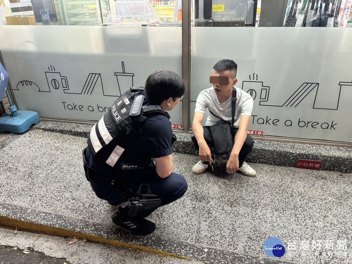 精障男迷途呆坐便利商店，壢警逐車比對鑰匙助返家。