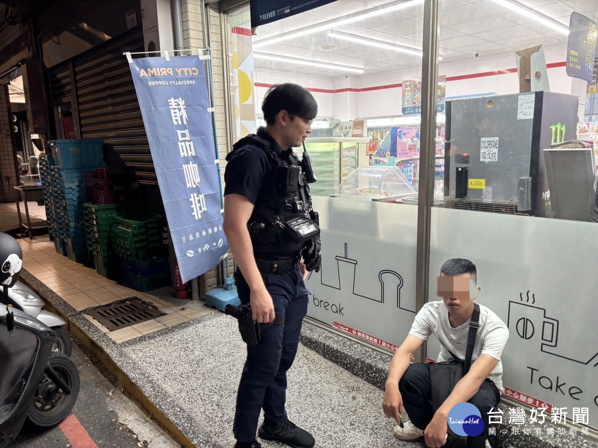 精障男迷途呆坐便利商店,壢警逐車比對鑰匙助返家。