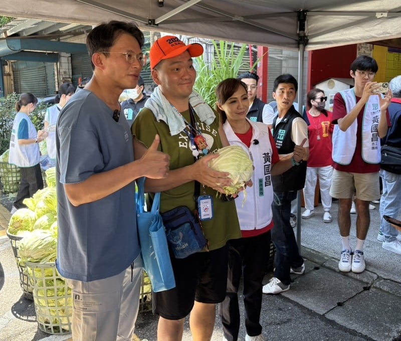 民眾黨主席黃國昌(左1)28日偕新北服務團隊前往新北市三重,並發放高麗菜給當地居民,以行動聲援高麗菜農。中央社