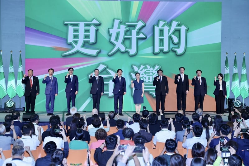 民進黨28日下午在台北舉行第21屆第2次全國黨員代表大會,總統賴清德(左5)、副總統蕭美琴(右5)及行政院長卓榮泰(左4)與黨籍縣市長在舞台上高呼口號,團結士氣。中央社