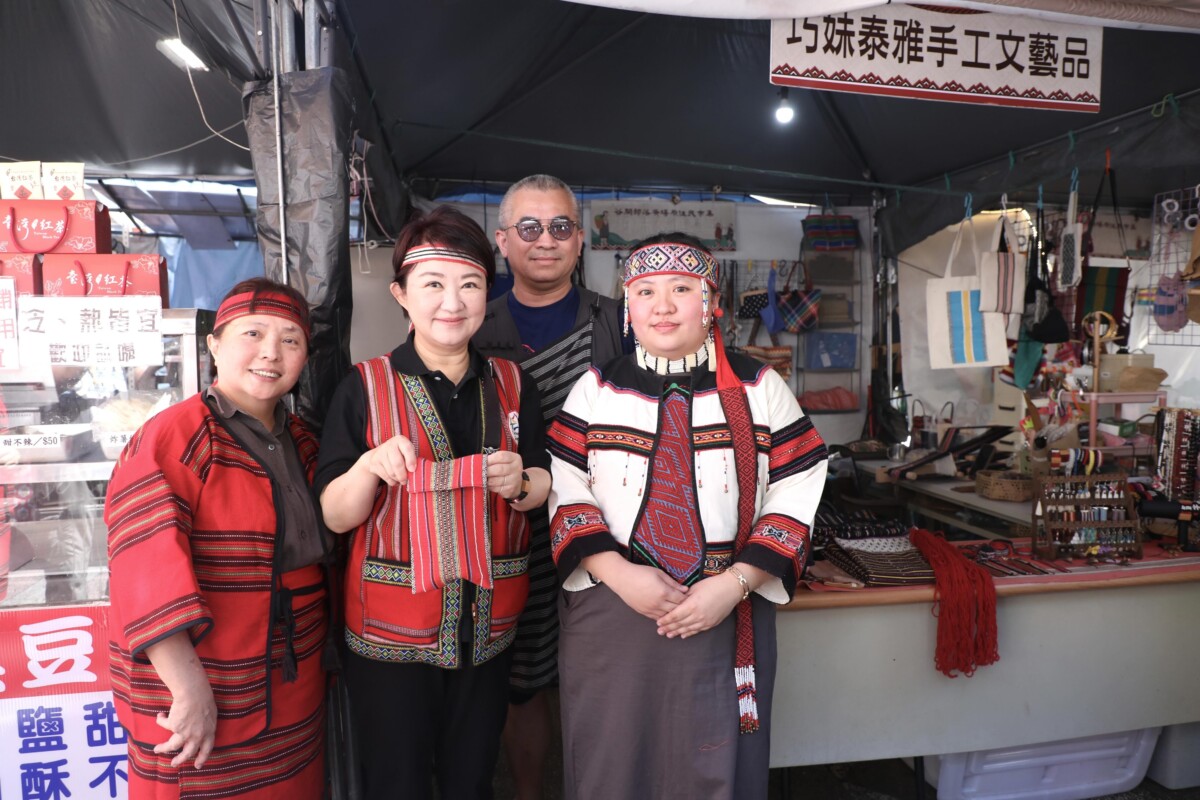 ▲盧市長欣賞泰雅族女性以圖騰編織創作展現堅韌與創意。(圖/中市府提供)