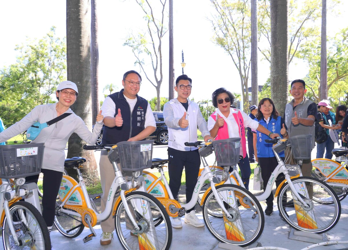 ▲副市長鄭照新、立法院副院長江啟臣等貴賓於民主議政園區YouBIke站合影。(圖/記者顏淑娟翻攝)