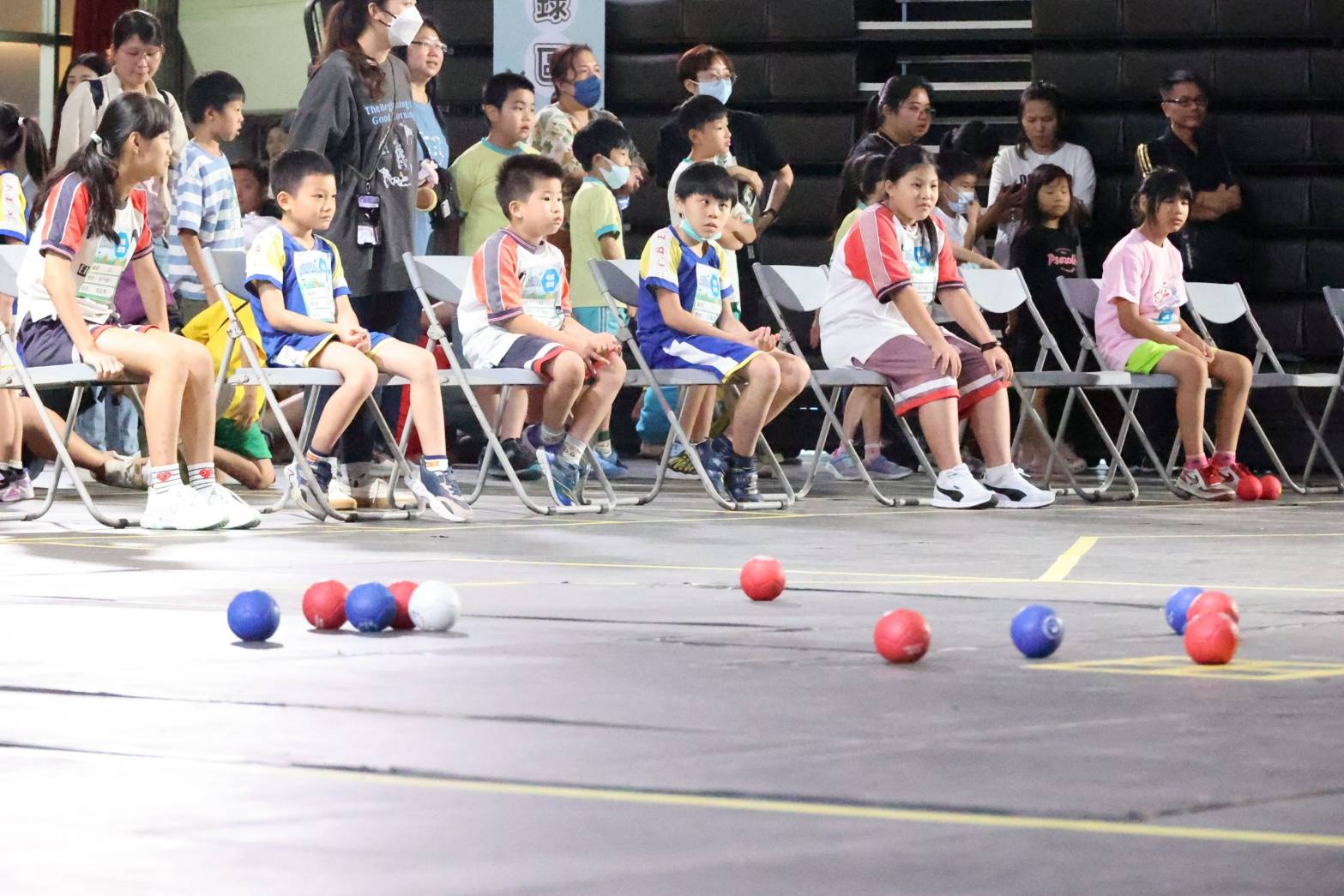 地板滾球的球比較輕,肢體不方便者也有機會參與,或是依靠嘴仗、頭仗、軌道等選手輔具來投擲,加上這個運動是在硬地進行,對於輪椅使用者也更方便。