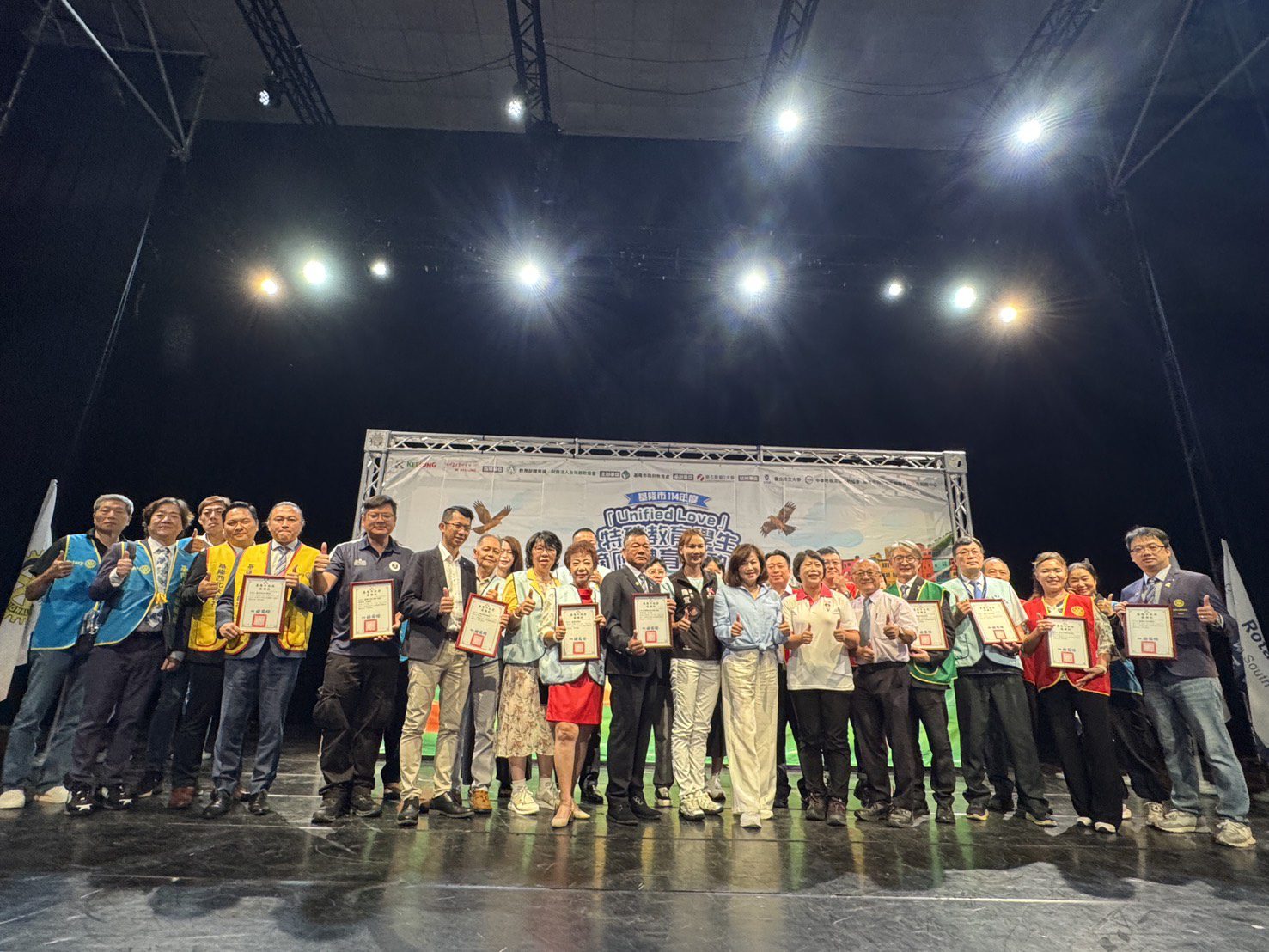 為感謝扶輪社的捐贈,基隆市政府副市長邱佩琳特別頒發感謝狀給各社代表,並與各社友一起拍照留念。