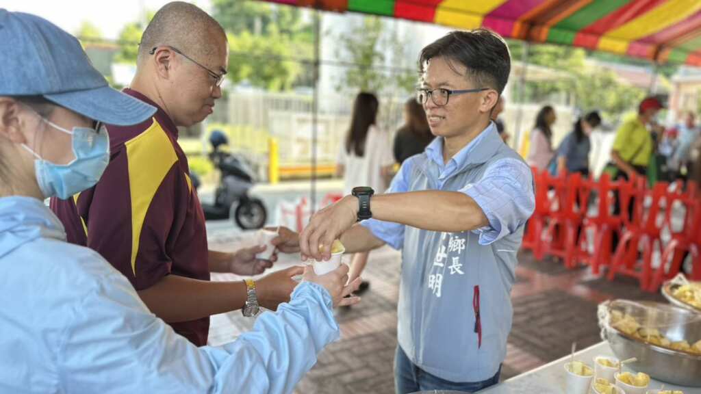 ▲芬園鄉長林世明分送鳳梨讓鄉親免費品嚐。(記者林明佑翻攝)