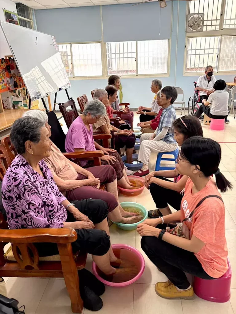 「古坑國際心靈生態村」與多方單位合作舉辦義剪、長青班、失智照護等活動,實踐互助