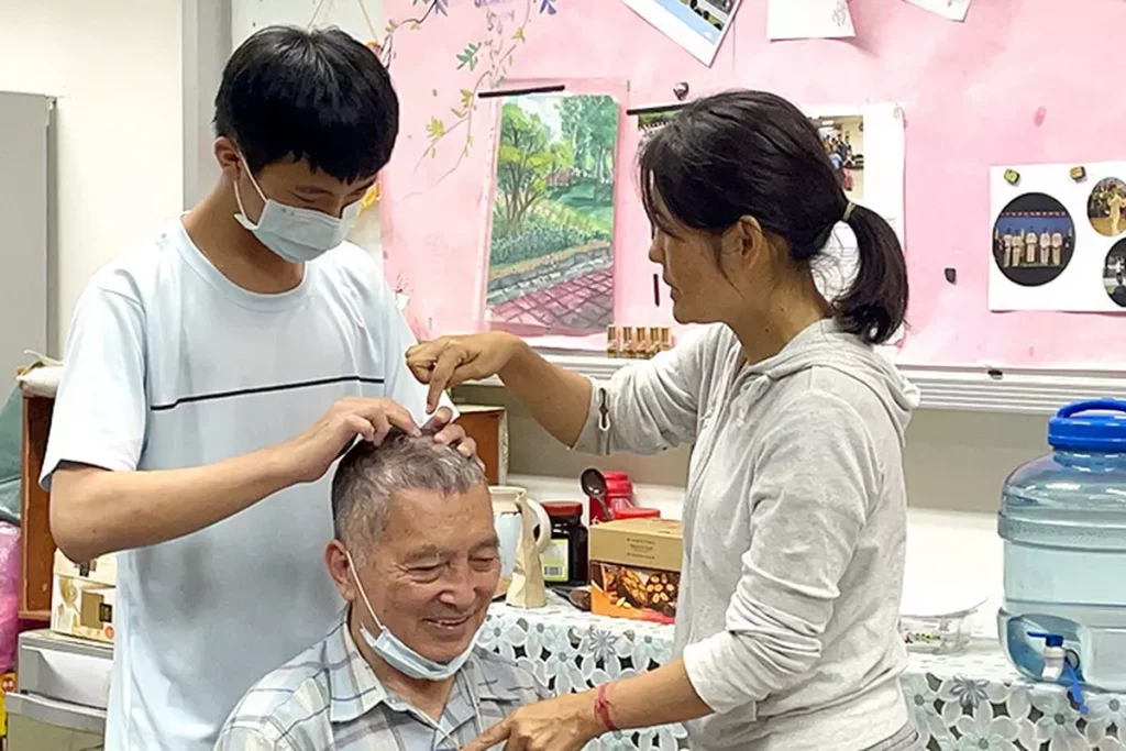 「古坑國際心靈生態村」整合在地資源,串聯福智教育園區學生與長照中心長者互動,實