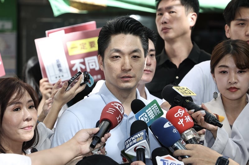 台北市長蔣萬安（前中）29日上午陪同國民黨立委李彥秀到內湖737市場掃街，呼籲民眾出門投下不同意罷免票。蔣萬安於掃街前接受媒體訪問。 中央社