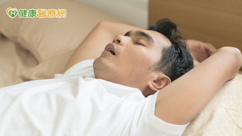 睡覺總是手高舉過頭? 物理治療師:長期恐造成神經損傷
