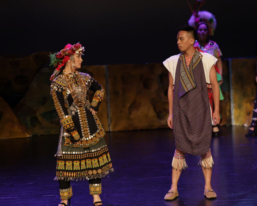 圖/馬見Lahuy Ipin議員賢伉儷走秀演出。(新北市政府原住民行政局提供)