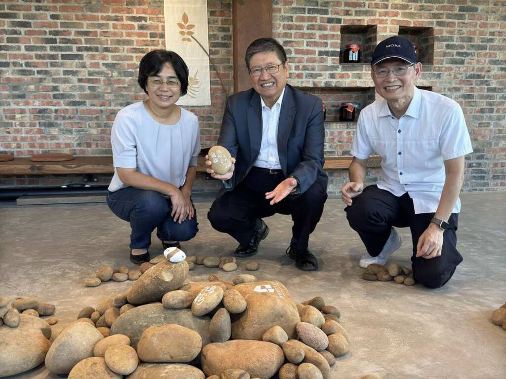 ▲新竹縣長楊文科共同見證藝術村啟用,在石頭上寫下「造村者」的祝福,期待新埔好山好水能激發藝術家更多創作靈感,共同推動新竹縣藝術文化蓬勃發展。