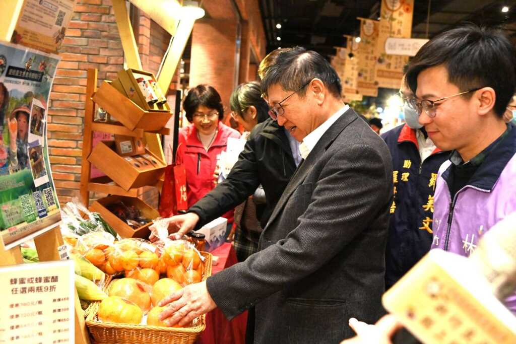 ▲新竹縣長楊文科出席2025新竹良品年前展售活動，參觀攤位挑選年節送禮禮品。