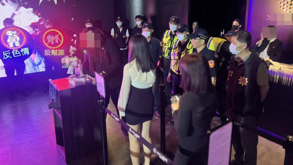 ▲青春專案啟動,台中市警結合577警力突襲夜店。(台中警方提供)