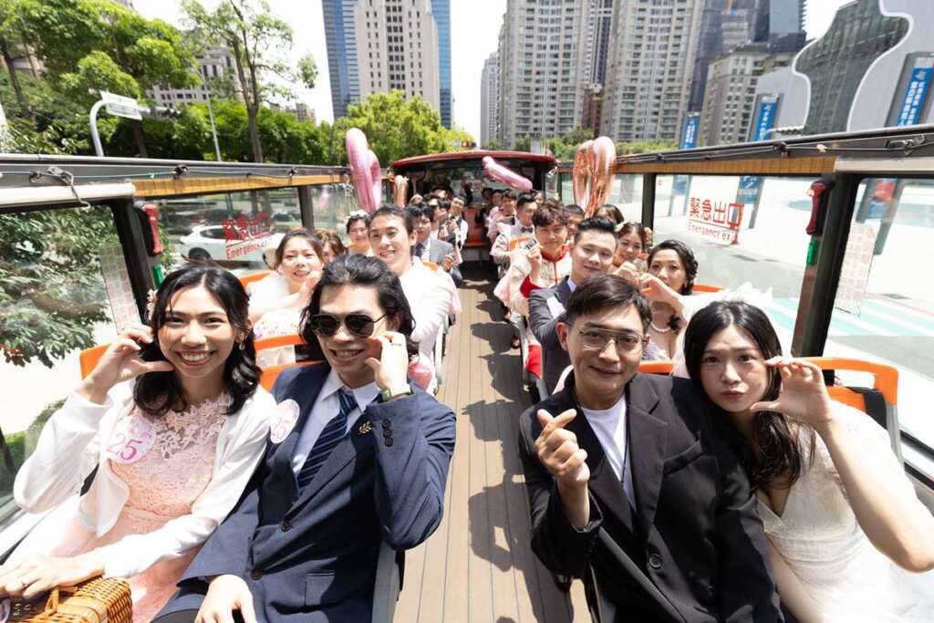 ▲50對新人精心裝扮由市府特別安排的雙層戀愛巴士接送進場。