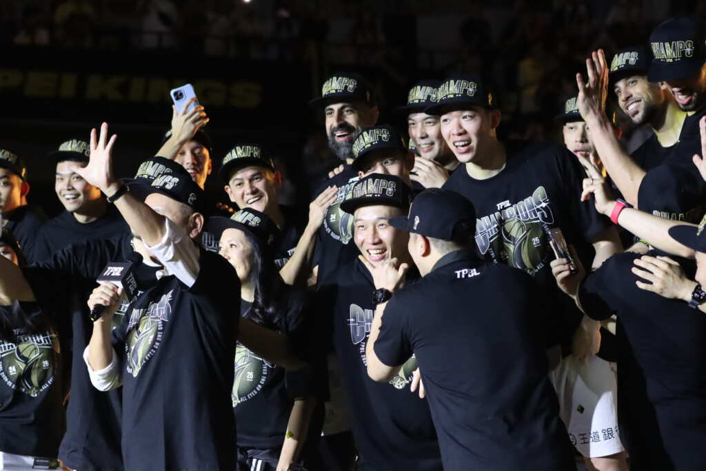 國王隊辛苦取得TPBL第一季總冠軍,王文祥伸出5隻手指頭慷慨發出5000萬元獎金。 (魏冠中攝影)