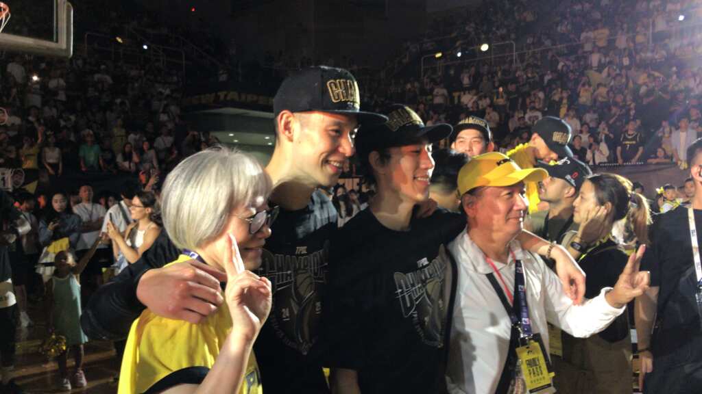 林書豪兄弟和雙親在贏得總冠軍後，開心合體慶祝。 (魏冠中攝影)