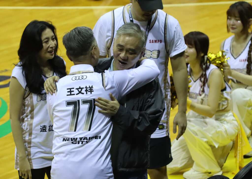 國王隊董事長王文祥的親大哥王文洋出現球場，兄弟倆親熱擁抱。 (魏冠中攝影)
