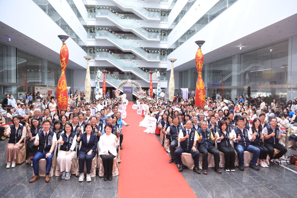 中市50對新人市府浪漫完婚　盧秀燕分享婚姻心法