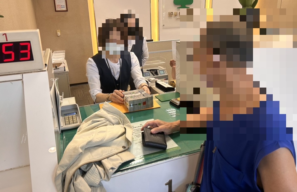 ▲圖說:蔡男臨櫃解定存並提領120萬元現金,行員擔心詐騙發生趕緊報警協助 (圖/台中市政府 提供)